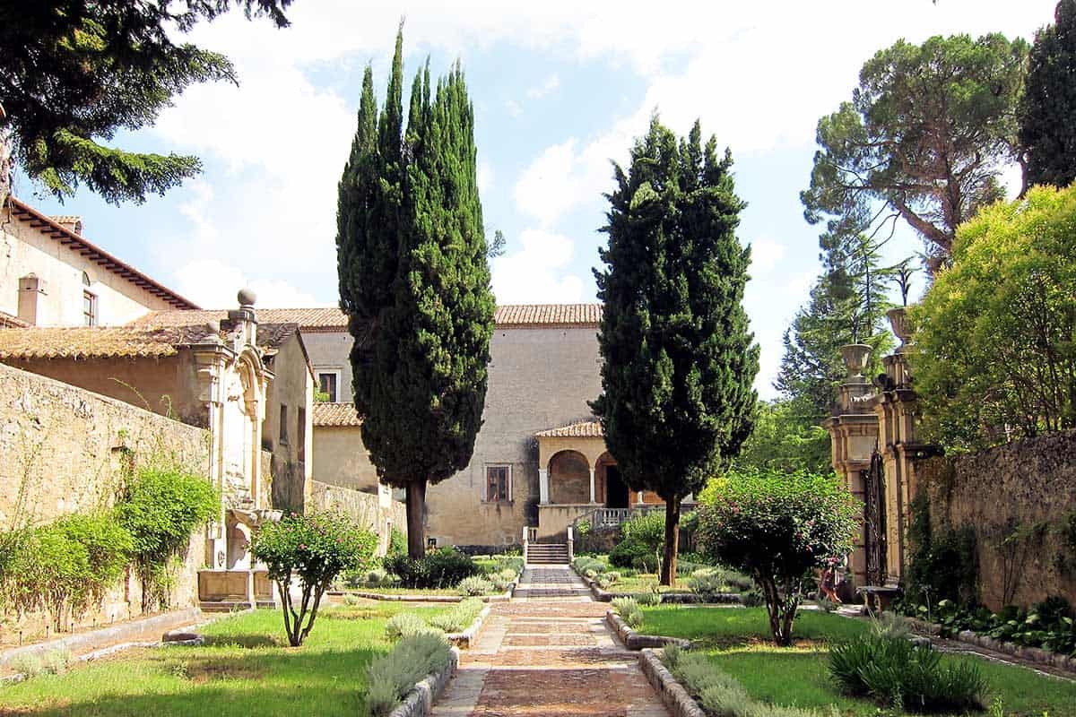 Il chiostro del priore nella Certosa di Padula